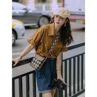 ราคา เสื้อเบลาส์สไตล์เรียบง่าย สไตล์เกาหลีย้อนยุคสไตล์ฮ่องกงลำลองทรงหลวมใส่สบายระบายอากาศได้เสื้อเชิ้ตสไตล์สีกาแฟสำหรับผู้หญิงเสื้อเชิ้ตสุดเก๋แขนสั้นบาง3uqn (28558564774)
