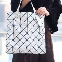 ราคา กระเป๋า BAO BAO ISSEY MIYAKE 6x6 มือสอง แท้ (21191838643)