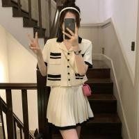 ราคา ชุดสูทผู้หญิงสีดำและสีขาว2023ฤดูร้อนแบบใหม่ถักแขนสั้นเอวสูงกระโปรงจีบใส่แล้วดูผอมชุดสองชิ้น (29059986777)