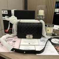 ราคา กระเป๋า Chanel boy รุ่น 20 เซนติเมตร ขนาดประมาณ 8 นิ้ว gift with premium หนังแท้ (28203368649)