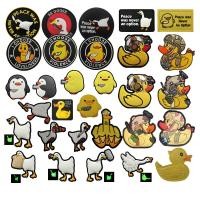 ราคา เป็ดน้อยสีเหลืองโมราตราการ์ตูนน่ารักพีวีซีส่องสว่าง3งห่านขาวใหญ่พร้อมสต็อกยุทธวิธี ตีนตุ๊กแก ตราพื้นที่ลูกเป็ดแขนกลางแจ้งกระเป๋าเป้สะพายหลังป้ายสติก (24635766841)