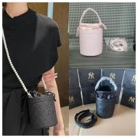 ราคา กระเป๋าถังน้ำหอม MBL ขนาดเล็กและประณีต PU ย้อนยุคนูนพิมพ์ลายตัวอักษร NY กระเป๋าสะพายมินิกระเป๋าสะพายข้าง (27260020991)