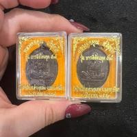 ราคา เหรียญหลวงพ่อคูณ พร้อมรอยจารมือ รุ่น สร้างบารมีย้อนยุค ๕๗ ปี 2557 (24372475865)