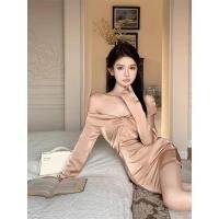 ราคา ราคาพิเศษ F X ชุดเดรสไหล่เดียวชุดเดรสผู้หญิงฤดูใบไม้ร่วงและฤดูหนาวแขนยาวเข้ารูปกระโปรงผ้าซาตินรัดเอวรัดสะโพกกระโปรงสั้น (27765961035)