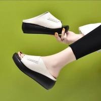 ราคา แม่ ใหม่สไตล์จริงหนังนุ่มเปิดนิ้วเท้าส้นลิ่มสวมใส่ด้านนอกรองเท้าแตะสไตล์ใหม่พร้อมสต็อกแฟชั่นลิ่มรองเท้านุ่มแต่เพียงผู้เดียวแฟชั่นส้นหนาทุกการแข่งขันกลาง (26467467483)