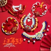 ราคา เครื่องประดับปีใหม่สำหรับสัตว์เลี้ยงพรผ้าพันคอเอี๊ยมแมวสุนัขวันหยุดเอี๊ยมตะขอมือผ้าขนสัตว์สีแดงเอี๊ยม (26673271754)
