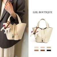 ราคา LHL BOUTIQUE กระเป๋าหนังแบบถือทรงคุณหนูมีถุงผ้าด้านในและที่ห้อยรูปม้าให้แบบคละสี (27875240770)