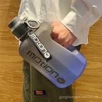 ราคา ขวดน้ํากีฬา 2 ลิตรพร้อมฟางความจุขนาดใหญ่สําหรับออกกําลังกายพร้อมกาต้มน้ําไล่โทนสีขวดน้ําพลาสติกแบบพกพากลางแจ้ง (28184786868)