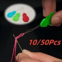 ราคา 10 50ชิ้นแทรกเครื่องมือพลาสติก ทําเอง จักรเย็บผ้าเครื่องมือมือเครื่องตะเข็บแทรกเข็ม ผู้กรอด้ายง่ายคู่มือ (42305655513)