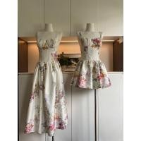 ราคา เดรสลายดอก กระดุมจีบทองวิเนจ คอวี สไตล์วินเทจ (52250853995)