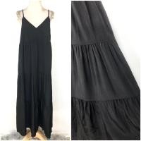 ราคา ชุดเดรสสายเดี่ยวสีดำ กระโปรงต่อชั้นๆ (49950716618)