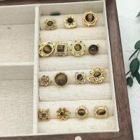 ราคา จี้เสือดีไซน์เรขาคณิตทรงสแควร์ งานแฟนซีแบบกลวง (40964069281)