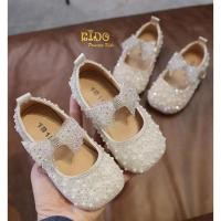 ราคา รองเท้าเด็ก มีหน้าร้านอยู่รัชดา ลองได้ เปลี่ยนได้ H056สีเงิน ติดมุกประดับเพชร แต่งด้วยโบว์ติดเพชรตรงสายรัดรองเท้า สว (20921033476)