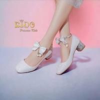 ราคา รองเท้าเด็ก มีหน้าร้านอยู่รัชดาลองได้ H143 สีขาว ประดับโบว์ห้อยมุก (21695980459)