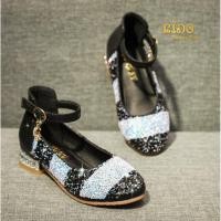 ราคา รองเท้าเด็ก หน้าร้านอยู่รัชดา ลองได้ H037สีดำสลับขาว แนวเก๋ สายรัดรองเท้าประดับเพชรห้อยรูปดวงจันทร์ หลังปีน (13782756463)