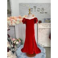 ราคา ชุดเดินแบบเด็ก หน้าร้านอยู่รัชดา ลองได้ถ่ายรูปจากชุดจริง W18691 สีแดง ไหล่ประดับโบว์ ทรงหางปลา หน้ายาวหลังยาวลากพื้น (22051473119)