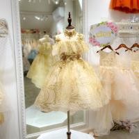 ราคา ชุดราตรีเด็ก หน้าร้านอยู่รัชดา ลองได้ถ่ายรูปจากชุดจริง W18422สีทอง กระโปรงหน้าสั้นหลังยาว มีระบายจีบคลุมแขน (18849333858)