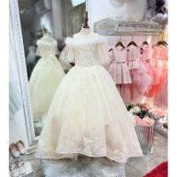 ราคา ชุดเจ้าหญิง ร้านอยู่รัชดา ลองได้ถ่ายรูปจากชุดจริง W18456 สีครีม แขนระบายแต่งขนนก กระโปรงหน้ายาวหลังยาว เจ้าหญิงเลยค่ะ (14895805298)