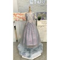 ราคา ชุดราตรีเด็ก หน้าร้านอยู่รัชดา ลองได้ถ่ายรูปเองจากชุดจริง W19007 สีเงินประกายเทา กระโปรงยาว แขนสั้น ดูแพงมากค่ะ (26813760127)