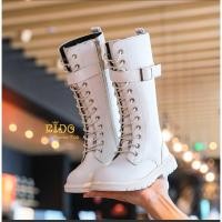 ราคา บูทเด็ก หน้าร้านอยู่รัชดา ลองได้ H172 สีขาว ด้านหน้าร้อยเชือกสูง แบบยาวมีคาดเข็มขัด (27528664617)