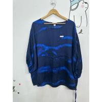 ราคา เสื้อแฟชั่นคอกลม แขนสามส่วนปลายแขนจั้ม ผ้าโพลีลื่น สีน้ำเงินลาย ขนาด 58 25 อ184 ดูภาพให้ชัดเจนก่อนสั่งซื้อ (40104070564)