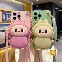 ราคา การ์ตูนน่ารัก Labubu กระเป๋าใส่เหรียญเคสโทรศัพท์สําหรับ iPhone 16 15 Pro Max 14 Plus 13 12 Mini 11 Pro Max X XR XS Max 8 7 6 6s Plus SE2 SE3 ปลอกนุ่มพร้อมCrossbody Lanyard (41617659391)