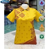 ราคา เสื้อโปโลสีเหลืองตัดกาแฟพิมพ์ลายไทย เลือกตราหน่วยงานได้ สาธา สพฐ อปท และอื่นๆ (25423792998)