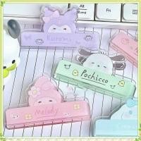 ราคา youngtime Kawaii Sanrio HelloKitty ที่หนีบแฟ้มตั๋ว ที่หนีบกระดาษโน้ต ที่ใส่เครื่องเขียนอเนกประสงค์ ที่ใส่เครื่องเขียนลายการ์ตูน Pochacco อุปกรณ์การเรียน youngtime (27939277925)