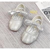 ราคา รองเท้าเด็ก หน้าร้านอยู่รัชดา ลองได้ H157 สีเงิน แต่งด้วยโบว์ผูกผ้าเรียบ ตรงสายรัดรองเท้า สวยน่ารักมาก (28254665337)
