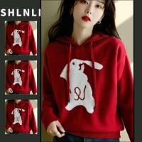ราคา เสื้อกันหนาวมีฮู้ดสำหรับผู้หญิง ทำจากผ้าแจ็คการ์ด พิมพ์ลายกระต่ายสีแดง และมีหมวกหลวม เหมาะสำหรับฤดูใบไม้ร่วงและฤดูหนาว (42763896834)