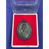 ราคา เหรียญหลวงพ่อรวยรุ่นชนะจน (42552854642)