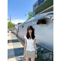 ราคา 2025 ฤดูร้อนผู้หญิงท็อปส์ สไตล์เกาหลีสาวร้อนสีขาวลายจุดพิมพ์แขนสั้นเสื้อผู้หญิงซอกออกแบบเอวแคบ ผอมลง ดูเสื้อ พรรคเล่นทุกวันที่เดินทางมาพักผ่อน (43422575999)
