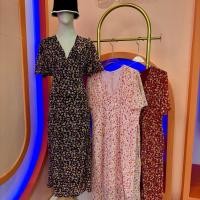 ราคา D862 เดรสยาวทรงแม่อั้มหน้าวีแขนปล่อยลายดอก (28979974665)