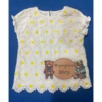 ราคา เสื้อเด็กมือสอง แขนตุ๊กตา ด้านหน้าเป็นผ้าฉลุดอกไม้ สีขาว Size 120 งานป้ายของแท้ สภาพ 95 (29762883818)