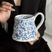 ราคา แก้วเพ้นท์มือ แก้วเซรามิคเพ้นท์มือสีฟ้าและสีขาว 1 ชิ้น 600 มล ถ้วยกาแฟฉนวนกันความร้อนทรงกลมนํากลับมาใช้ใหม่ได้สําหรับของใช้ประจําวันเหมาะสําหรับคริสต์มาส ฮาโลวีน อีสเตอร์ Hanukah (43966503219)