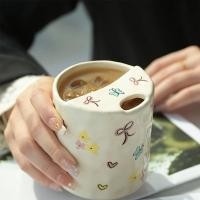 ราคา แก้วดอกไม้ แก้วเซรามิค 1 ชิ้นลายดอกไม้สีสันสดใส ถ้วยกาแฟฉนวนดีไซน์ผีเสื้อกันลื่นซักมือเท่านั้น เหมาะสําหรับวันวาเลนไทน์วันแม่วันพ่อ (42711881981)