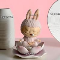 ราคา คลังสินค้าพร้อม LABUBU Lazy Yoga Sleepy Style ทางการมาก LABUBU Wukong การทําสมาธิฐานดอกบัวส่องสว่างฝาครอบกระจกป้องกันฝุ่น (43875197422)