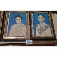 ราคา ภาพพิมพ์ เก่าแท้ในกรอบไม้แป้งเก่าแท้เดิมๆ ภาพพิมพ์ ในหลวงรัชกาลที่9คู่พระราชชนี มีตำหนิรอยขาดชำรุดบ้างที่รูปพระราชชินี (49451247271)