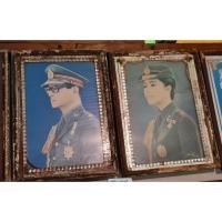 ราคา ภาพพิมพ์ เก่าแท้ในกรอบไม้แป้งเดิม ในหลวงร 9คู่พระราชินี ทรงชุดทหาร (48301232597)