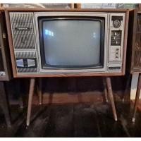 ราคา ทีวีไฝรุ่นเก่ามีขายี่ห้อTOSHIBA มีตำหนิรอยร้าวที่หน้าปัดตามรูปโฝโครงสร้างสวยสมบูรณ์ แข็งแรงสำหรับ วาง โชว์ ใช้งานไม่ได้ (47901326567)