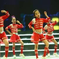 ราคา เด็กโมเดิร์นเต้นรําเชียร์ลีดเดอร์ทีมสาวเย็นเต้นรําประสิทธิภาพเครื่องแต่งกายเด็กวัยหัดเดินสีแดงแจ๊สแดนซ์แคทวอล์คเวทีเครื่องแต่งกาย11 9 (57401067735)