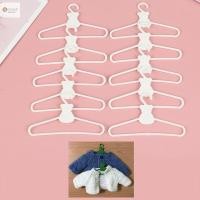 ราคา Cod 10 mini Hanger เสื้อโค้ทสีขาว ชุดเดรสตุ๊กตา ไม้แขวนเสื้อคลิปพลาสติก สําหรับตู้เสื้อผ้าตุ๊กตา ใหม่ (29219451993)