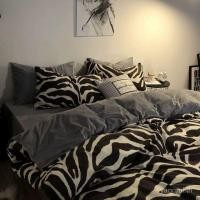 ราคา ชุดเครื่องนอนลายเส้นตรงสีดำและสีขาวสำหรับผู้ชาย ขนาดเตียงมาตรฐาน พร้อมผ้านวมและผ้าปูที่นอน เหมาะสำหรับนักเรียน (44466433231)