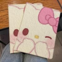 ราคา เคส iPad พร้อมช่องเสียบปากกาสําหรับ iPad Air4 Air5 10 2 นิ้ว Gen10 5th 6th Air 3 Mini4 5 2018 ง่ายเต็มหน้าจอ Hello Kitty สตรอเบอร์รี่ Beart ผ้าไหมวัสดุ iPad Pro 11 ฝาครอบ (27952563362)