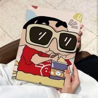 ราคา เคส iPad พร้อมช่องเสียบปากกาสําหรับ iPad Air4 Air5 10 2 นิ้ว Gen10 5th 6th Air 3 Mini4 5 2018 แว่นกันแดดน่ารัก Crayon Shin chan ผ้าไหมวัสดุ iPad Pro 11 ฝาครอบ (25932625935)