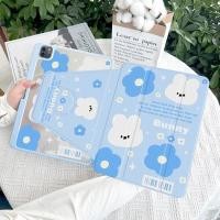 ราคา ipad Gen10 เคส ipad อะคริลิคปรับได้ 720 องศา หมีดอกไม้สีฟ้า พร้อมที่วางปากกา เหมาะสําหรับ ipad air4 air5 air6 10 9 pro11 2021 2022 air3 mini6 7 5th 6th air1 2 9th 8th 7th (26068294709)