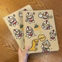 ราคา เคสป้องกันแท็บเล็ตสไตล์หนังสือเหมาะสําหรับ iPad Air4 Air5 Air6 10th10 9 พร้อมที่วางปากกาไดโนเสาร์อุลตร้าแมน iPad Gen9 Gen8 Gen7 Air3 Air1 Air2 Pro11 2020 2021 (25338950221)