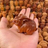 ราคา ไม้ธรรมชาติ ทูจา ไม้แกะสลักน้ํามันสูงวัสดุเก่าโชคดีกระต่ายจับชิ้นราศีกระต่ายตกแต่งงานฝีมือตกแต่งเดสก์ทอปที่บ้าน007 คู5 (47501959332)