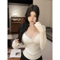 ราคา เสื้อยืดแขนยาวผู้หญิง สีดำเหมือนสตรอเบอร์รี่ แบบเซ็กซี่ คอวี ลายลูกไม้ (55201947066)