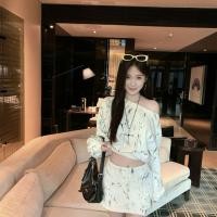ราคา ชุดสูทสำหรับผู้หญิงแบบลำลอง ประกอบด้วยเสื้อสเวตเตอร์สวมหัวลายสตรอเบอร์รี่สีดำและกระโปรงสะโพกลำลองเอวสูง (49601474266)